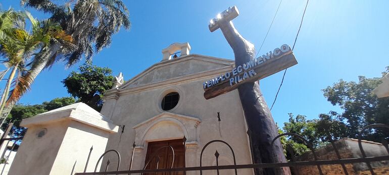 Un cruz con columna de Urende'y fue colocada en frente de la capilla ecuménica.