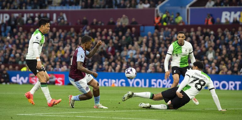 Birmingham (United Kingdom), 13/05/2024.- Leon Bailey of Aston Villa in action with. Jarell Quansah of Liverpool during the English Premier League soccer match between Aston Villa and Liverpool in Birmingham, Britain, 13 May 2024. (Reino Unido) EFE/EPA/PETER POWELL EDITORIAL USE ONLY. No use with unauthorized audio, video, data, fixture lists, club/league logos, 'live' services or NFTs. Online in-match use limited to 120 images, no video emulation. No use in betting, games or single club/league/player publications.
