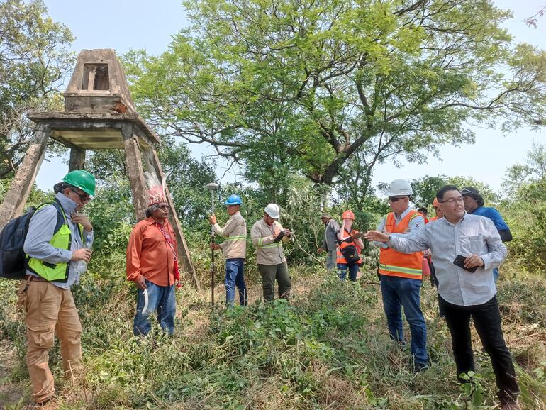 Gustavo Colmán (d) muestra el monolito edificado en memoria del Gral. ruso Iván Belaieff,  referencia del cementerio Maká.