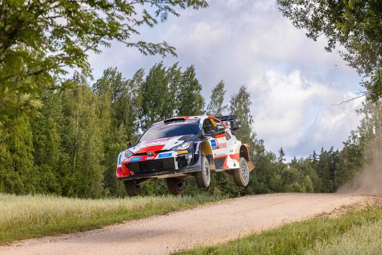 Espectacular salto y una postal del Toyota Yaris GR Rally1 Hybrid del líder del Rally de Estonia.