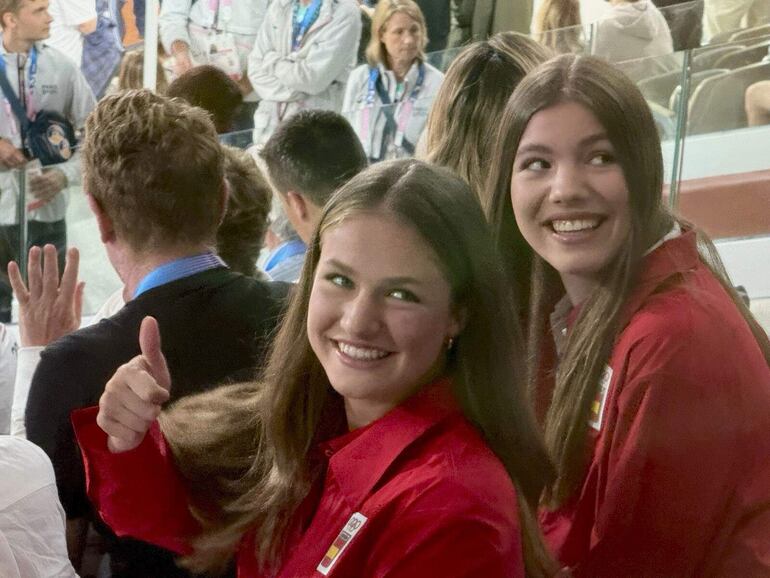 La princesa Leonor de España y su hermana la infanta Sofía en una competición de Tenis de los Juegos Olímpicos en París. (EFE/Casa de S.M. el Rey)
