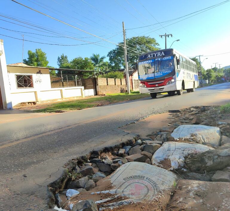 La avenida Gaudioso Núñez de la compañía Cabañas, Caacupé es muy transitada y está en pésimas condiciones.