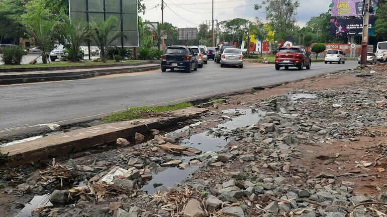 El acceso a la ciudad se acompaña además del desagradable olor con una vista poco ordenada.