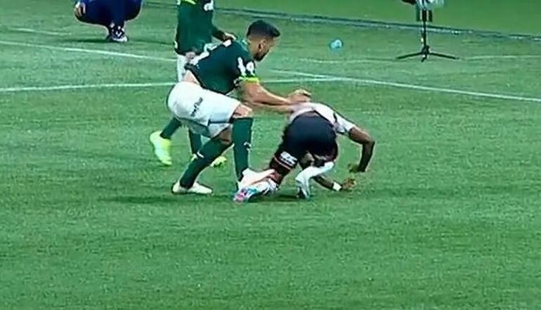 Luan, jugador del Palmeiras, pisa a Bruno Henrique, futbolista de Flamengo, durante el cotejo por la fecha 14 de la Serie A de Brasil en el estadio Allianz Parque, en Sao Paulo.