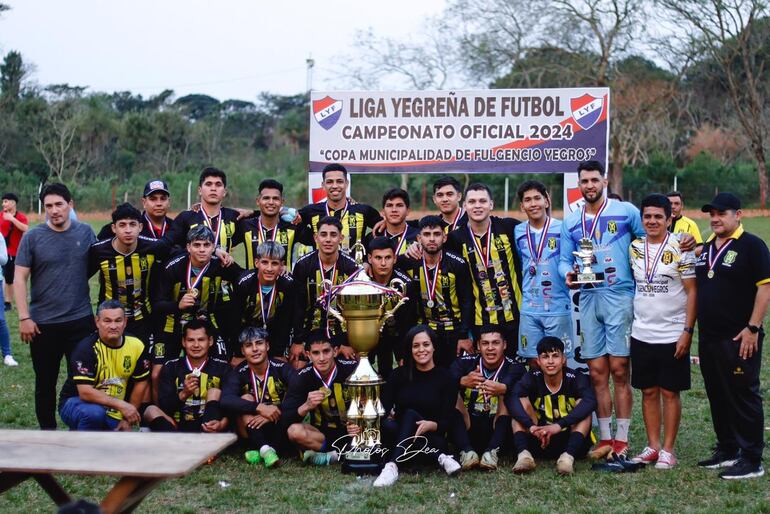 Los jugadores y cuerpo técnico de 14 de Mayo FBC posan con el trofeo de campeón de la Liga Yegreña de Fútbol.