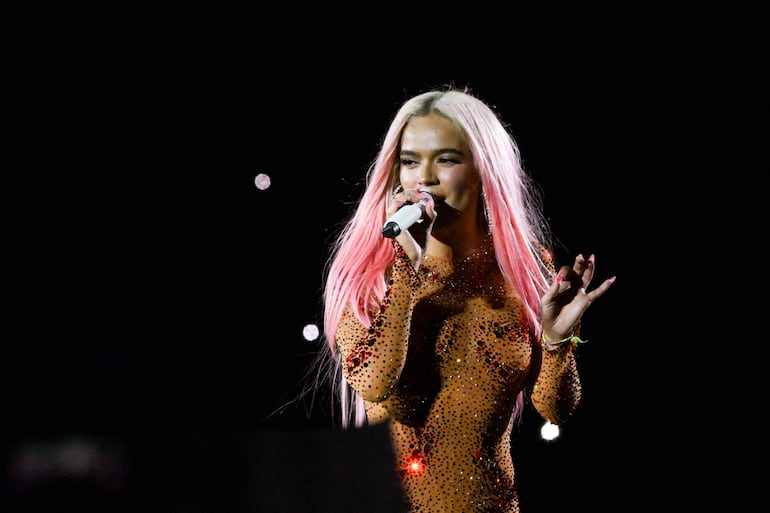 La cantante colombiana Karol G (C) actúa en el escenario del estadio Vélez Sarsfield de Buenos Aires el 26 de abril de 2024.