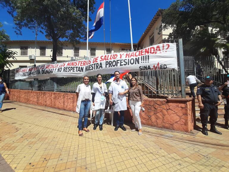 Dra. Rossana González y otros integrantes del Sindicato Nacional de Médicos frente al Ministerio de Salud.