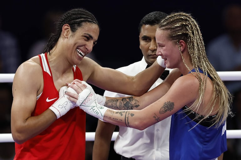 SEINE-SAINT DENIS, 03/08/2024.- La boxeadora argelina Imane  Khelif (rojo) se enfrentea a la húngara Anna Luca Hamori  en su combate de boxeo femenino de cuartos de final, categoría 66kg, de los Juegos Olímpicos de París 2024, en North Paris Arena de Seine-Saint Denis. EFE/ Miguel Toña
