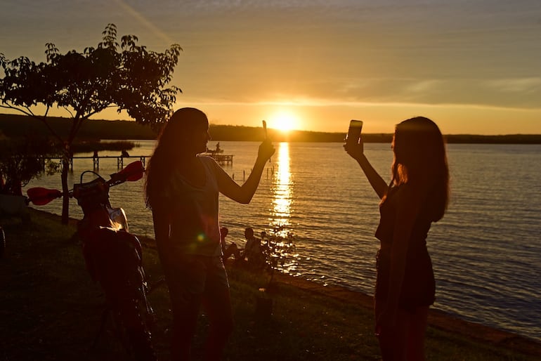 Puesta del sol junto al lago Ypacaraí, en San Bernardino.