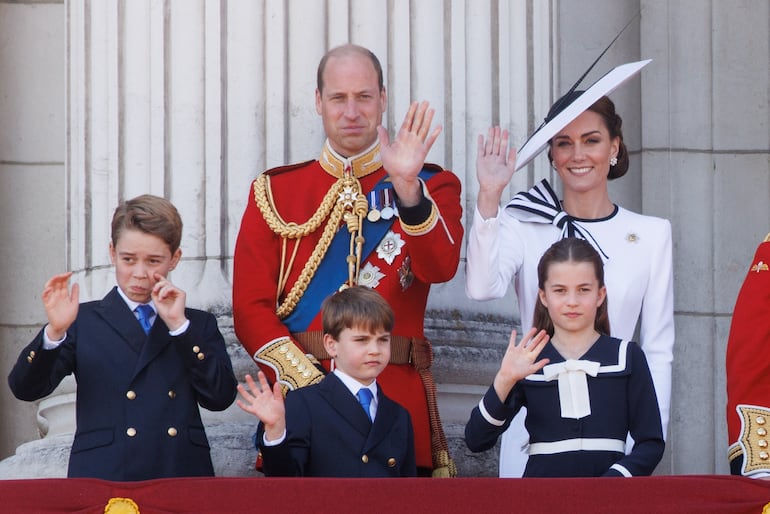 El Príncipe Jorge, el Príncipe Luis, el Príncipe Guillermo de Gales, la Princesa Charlotte y la Princesa Catalina de Gales saludan a la multitud en el balcón del Palacio de Buckingham después del desfile anual Trooping the Color en Londres.