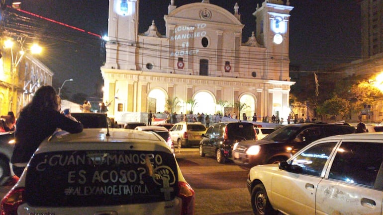 Manifestantes frente a la Catedral de Asunción este sábado por la noche en defensa de la joven Alexa Torres.