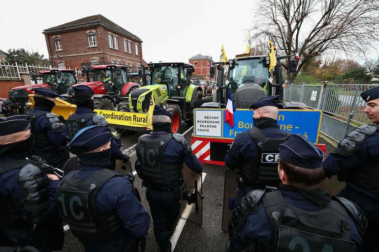 Gremios de agricultores de Francia protestan en Estrasburgo.