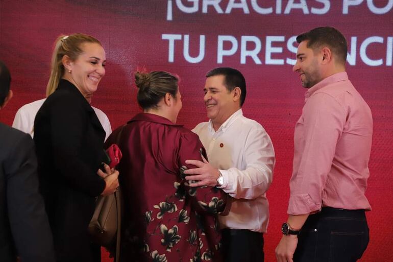 La senadora Zenaida Delgado, abrazando a Horacio Cartes por su cumpleaños en sede de la ANR.