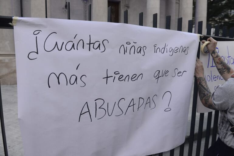 Un grupo realizó una manifestación frente al Panteón de los Héroes, exigiendo acciones firmes de las autoridades para frenar abusos a menores y proteger sobre todo a pueblos originarios.