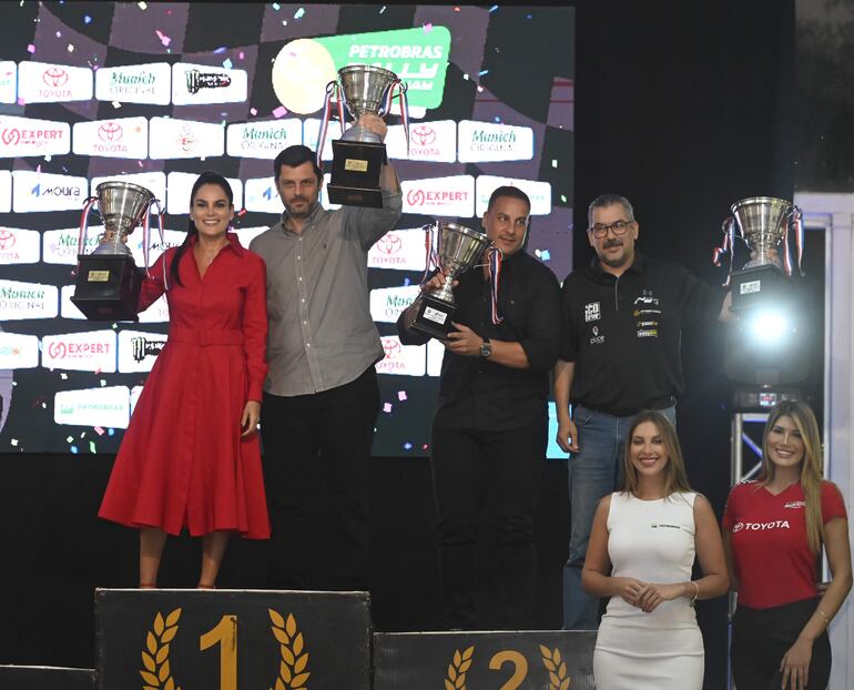 Andrea Lafarja y Diego Fabiani (izquierda) en el podio de la clase RC2B, con su hermano Sebastián y Hernán Vargas Peña.