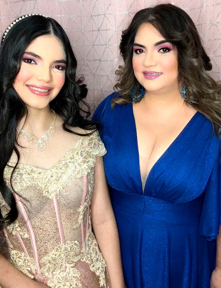 Nicole junto a su madre Blanca Cano Salcedo.