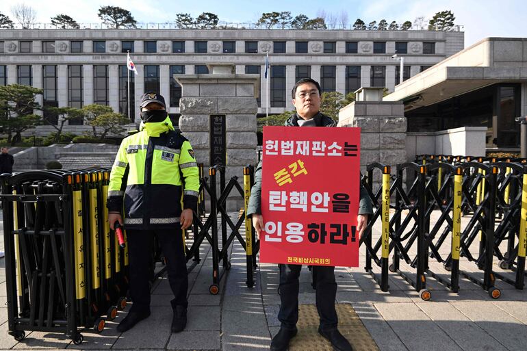 Un manifestante frente a la sede de la Corte Constitucional en Seúl, Coreal del Sur, que tratará la destitución del presidente Yoon Suk Yeol.