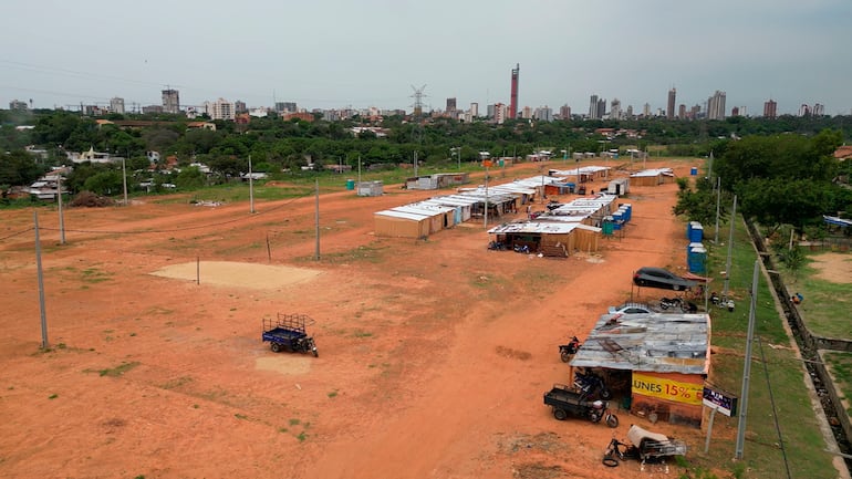 Vista aérea del terreno en la Costanera Norte que la Municipalidad de Asunción va a subastar.