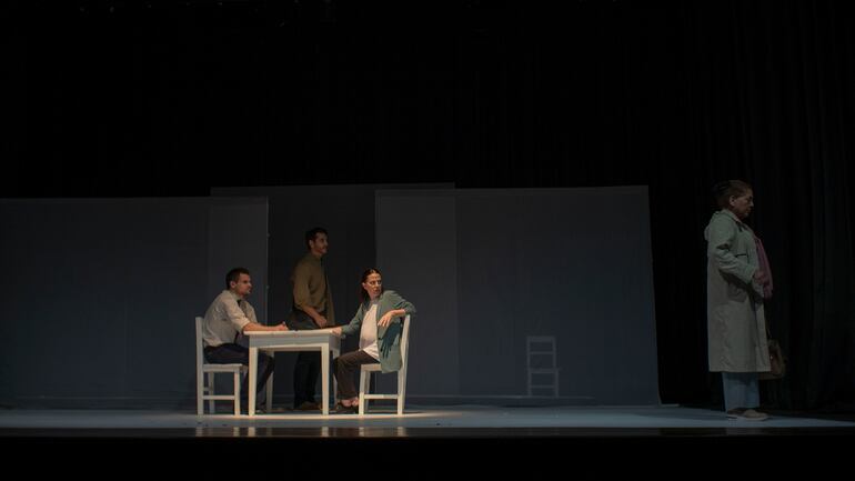 La obra teatral "La habitación blanca" plantea el reencuentro de tres adultos con su maestra de infancia.