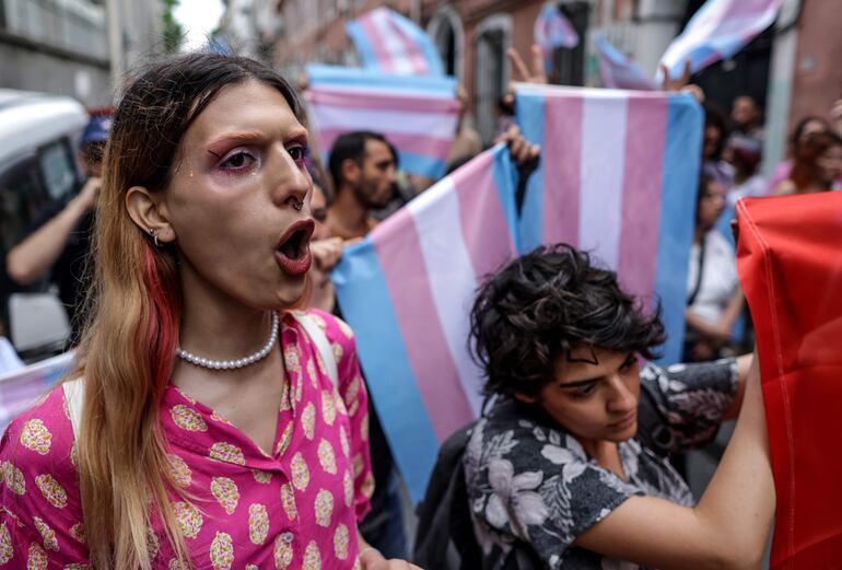 Miembros y simpatizantes de la comunidad LGBT (lesbianas, gays, bisexuales, transgénero) gritan consignas durante la marcha del Orgullo Trans en Estambul, Turquía.