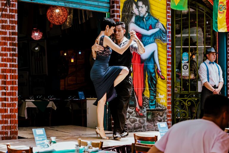 Bailarines de tango actuando en un restaurante a lo largo de las calles del barrio del Caminito en Buenos Aires, Argentina.