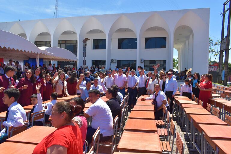 Acto de entrega de muebles pedagógicos a escuelas de Guairá.