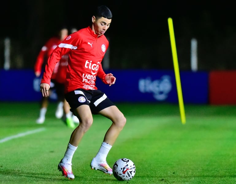 Primer entrenamiento de la Selección Paraguaya de cara al debut en las Eliminatorias ante Perú.