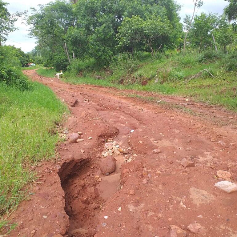 Pobladores piden reparación de camino rural en Carapeguá.