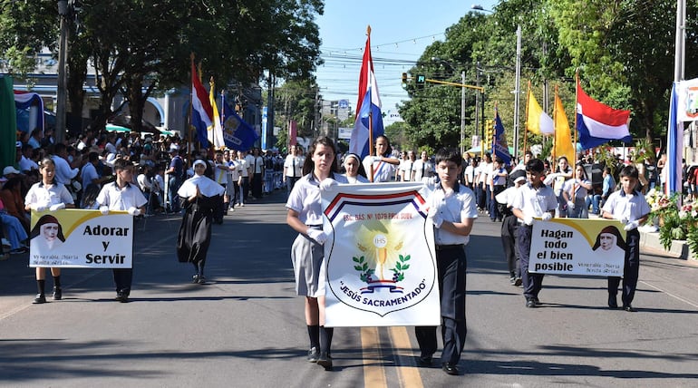 Abanderados de la escuela básica Jesús Sacramentado, en el desfile del lunes 11 de noviembre.