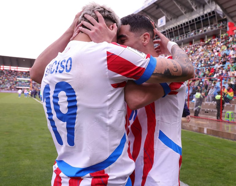 Abrazo de gol entre los anotadores en el último partido de Paraguay en contra de la Selección de Bolivia. Son los futbolistas Julio Enciso y Miguel Almirón.