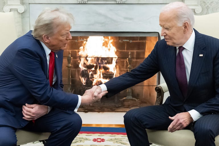 El presidente electo Donald Trump saluda al mandatario saliente Joe Biden en salón Oval de la Casa Blanca.