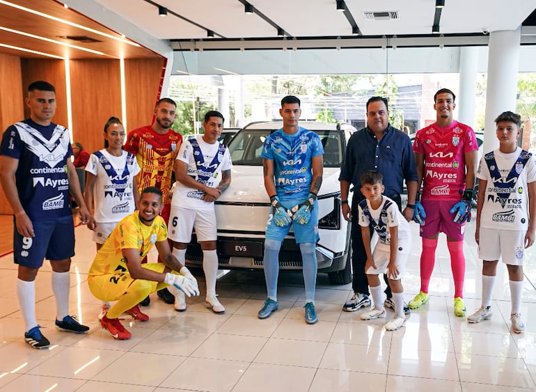 El plantel de Ameliano visitó la casa central de Kia para la presentación de  la indumentaria oficial del club.