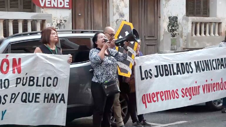 Jubilados municipales protestan frente al local de Delitos Económicos.