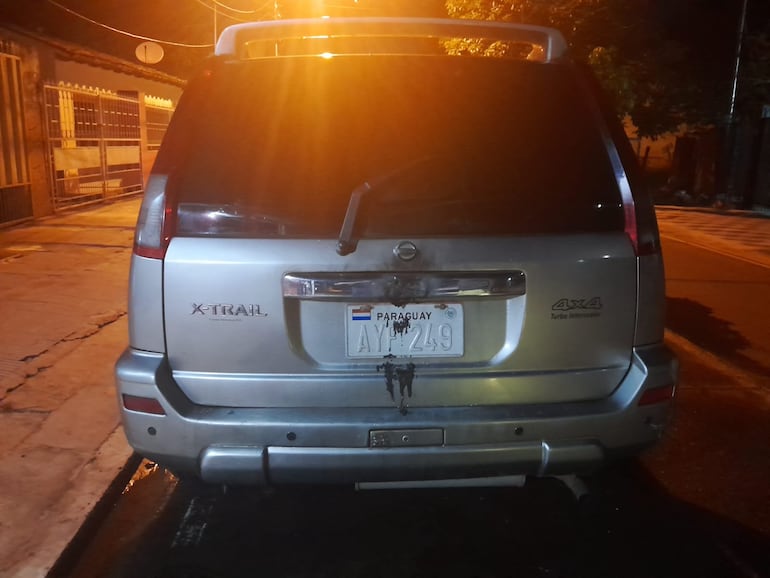 La camioneta afectada es una Nissan X-Trail, modelo 2004, tono plata, con matrícula AYF 249-PY, propiedad de Rubén Darío Coronel Maldonado.