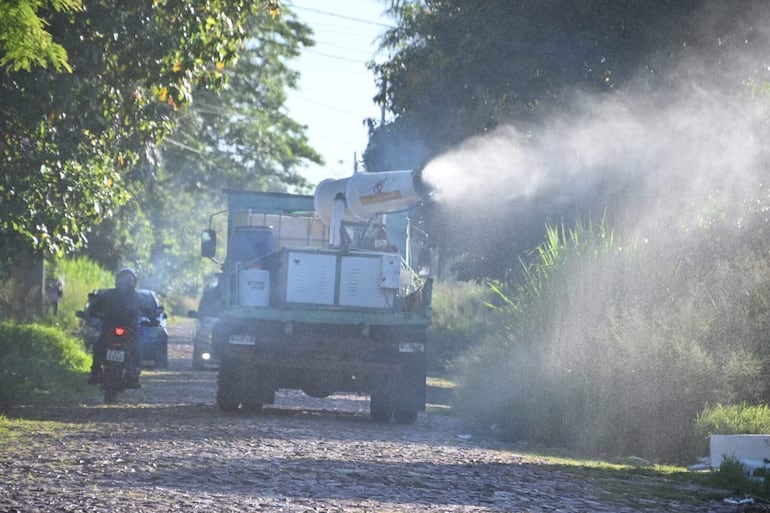 Ante el primer caso confirmado de dengue en la localidad de Villa Elisa realizan fumigación y campaña de concienciación.