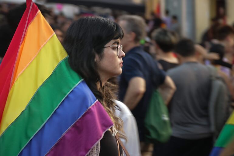 Asistente a la marcha para celebrar y conmemorar el Orgullo LGTBI 2023, hoy, en Asunción (Paraguay). 