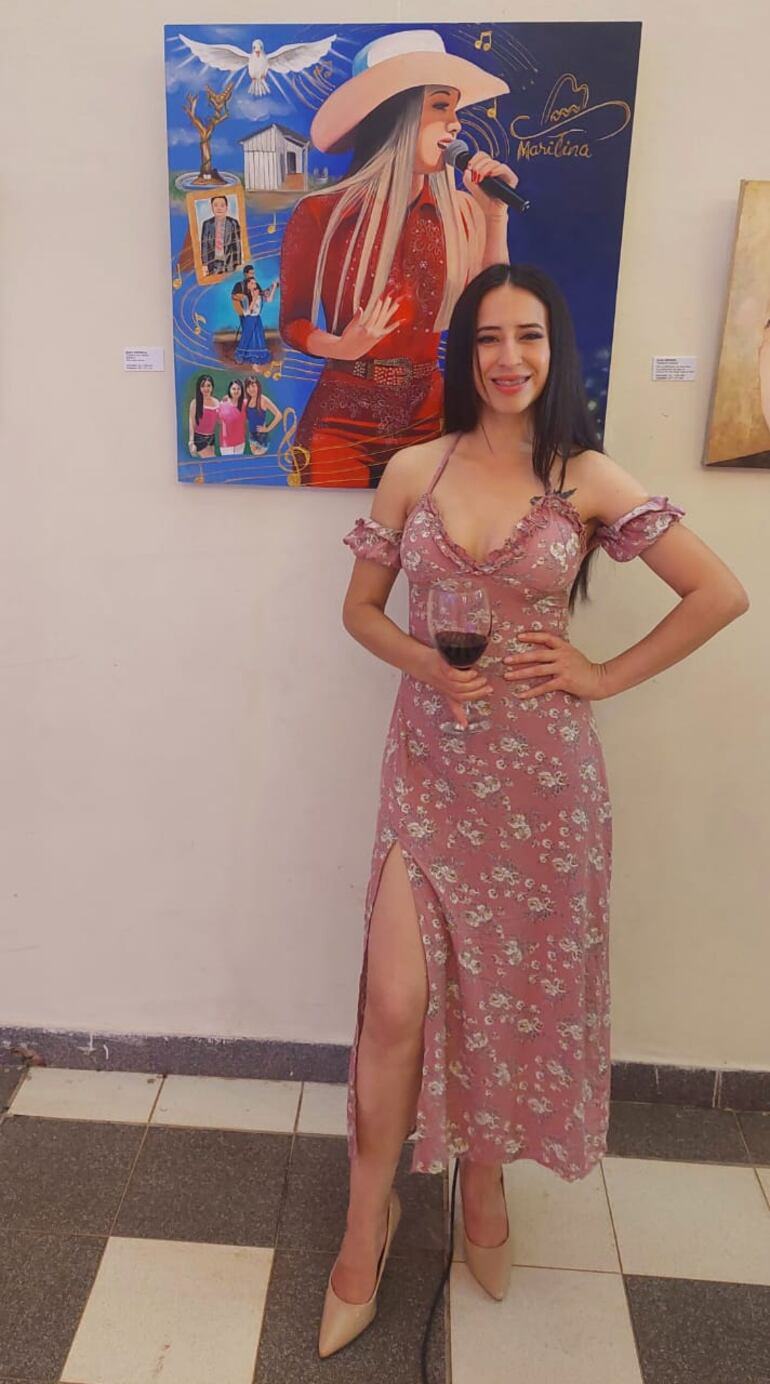 Deisy Espínola posando feliz con su obra de arte, homenaje a Marilina Bogado. (Gentileza)