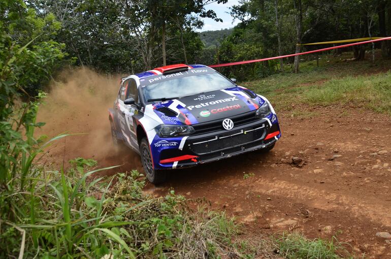 Migue Zaldívar y Diego Cagnotti (VW Polo GTI R5) estuvieron en la lucha por el primer lugar con los mundialistas Fau y Diego Domínguez Bejarano, hasta que estos últimos abandonaron y el mayor de los Zaldívar quedó como el líder. Foto: Virgilio Vera.