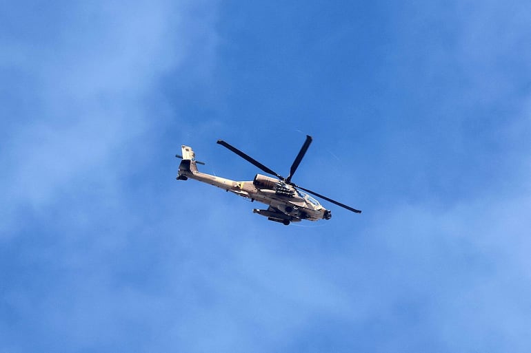 Un helicóptero israelí vuela cerca de la frontera con la Franja de Gaza.