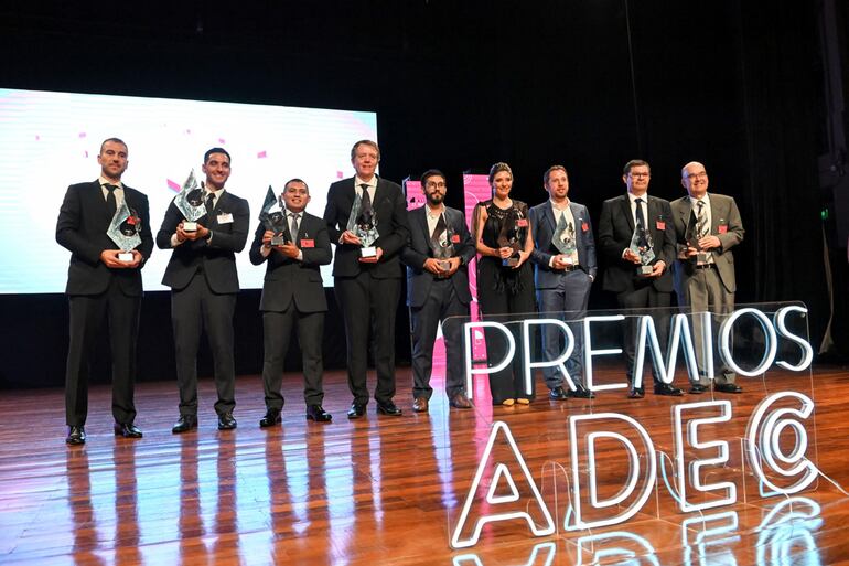 Los representantes de las nueve empresas galardonadas por los Premios ADEC 2023.