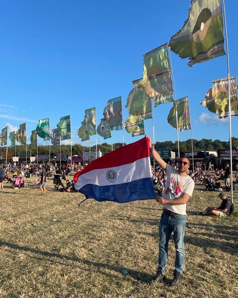 La tricolor flamea en el festival de Glastonbury, ondeada por el embajador británico en Paraguay, Ramin Navai.