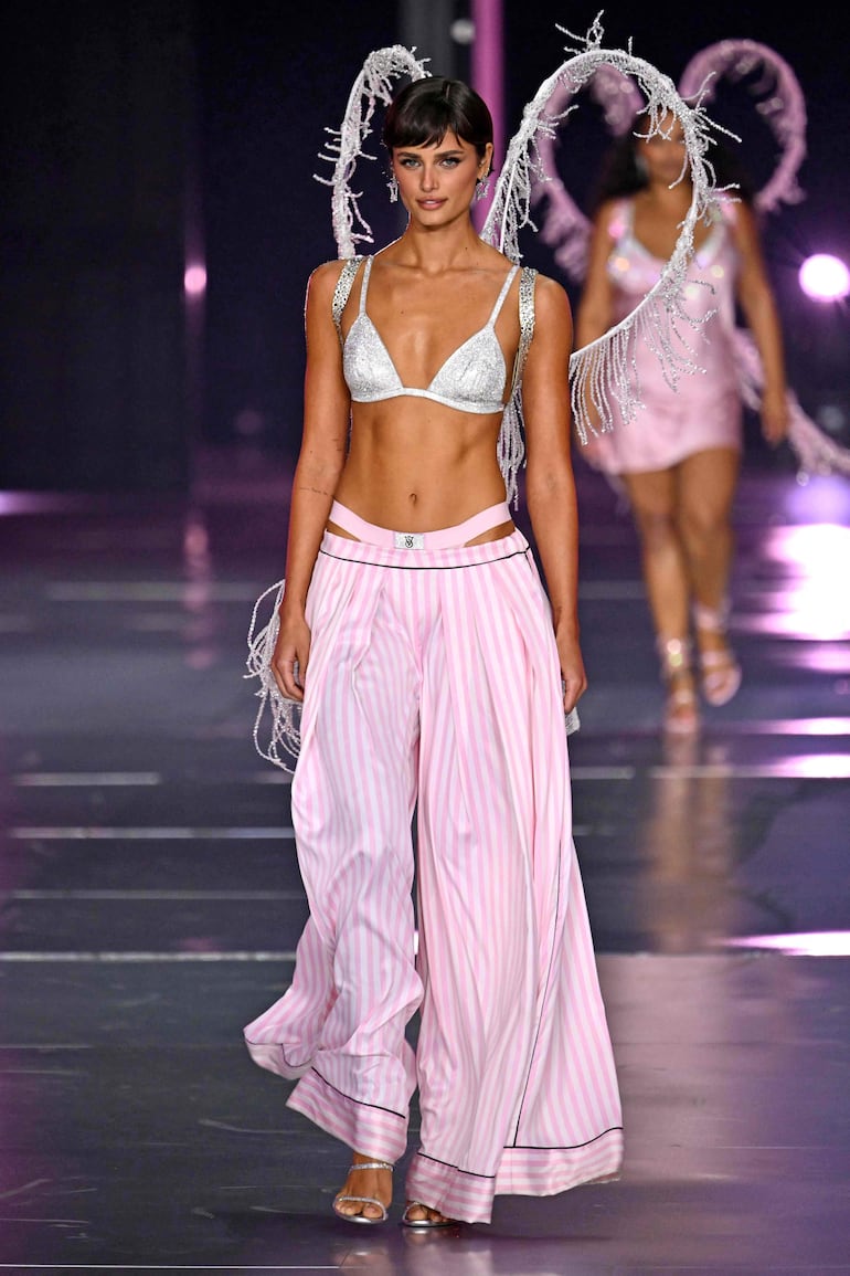 Taylor Hill también desfiló en el Victoria's Secret Fashion Show en Brooklyn, New York. (ANGELA WEISS / AFP)