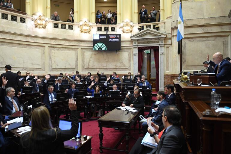 AME2786. BUENOS AIRES (ARGENTINA), 23/08/2024.- Fotografía cedida por Comunicación Senado de la Nación del los integrantes del Senado de Argentina durante una sesión ordinaria, en Buenos Aires (Argentina). 