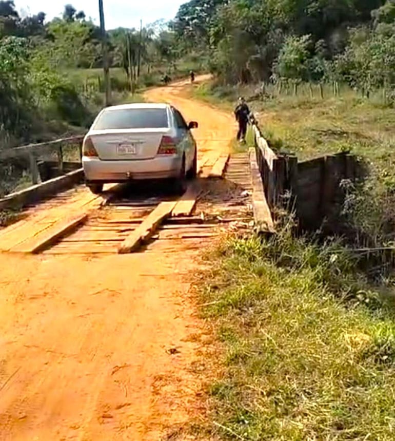 El puente de madera, que mide ocho metros, ha perdido su vida útil y podría ocasionar una tragedia en cualquier momento.