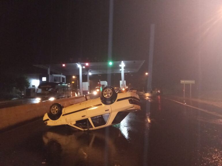 Vehículo volcó sobre la ruta Py06 cerca del peaje de Trinidad