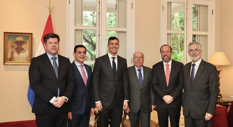 El canciller brasilero Mauro Viera y el ministro de Minas y Energía, Alexandre Silvera, presentaron a Paraguay una nueva propuesta con relación a la tarifa de Itaipú. Se reunieron con el presidente Santiago Peña, el canciller Rubén Ramírez Lezcano y el titular de Industria y Comercio, Javier Giménez.