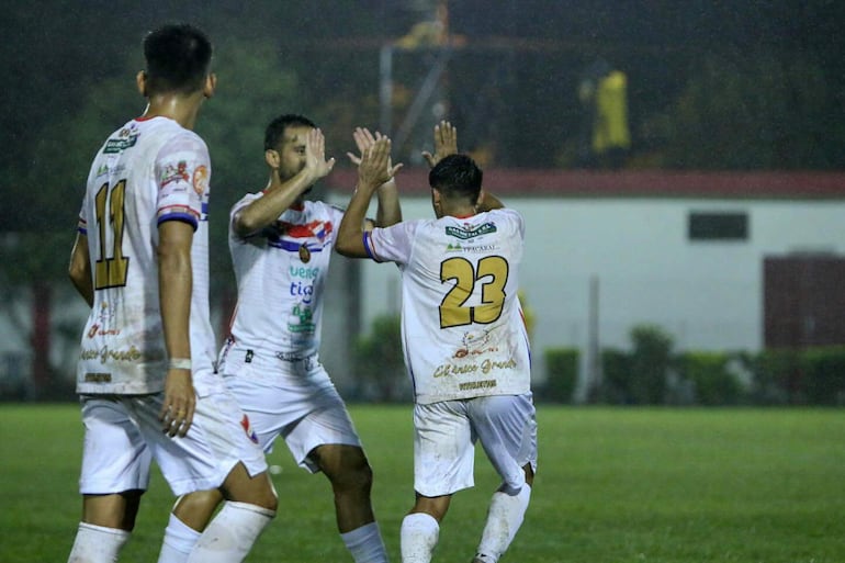 Diego Ramos (23) es felicitado por sus compañeros tras anotar el tercer tanto. (Foto: APF)