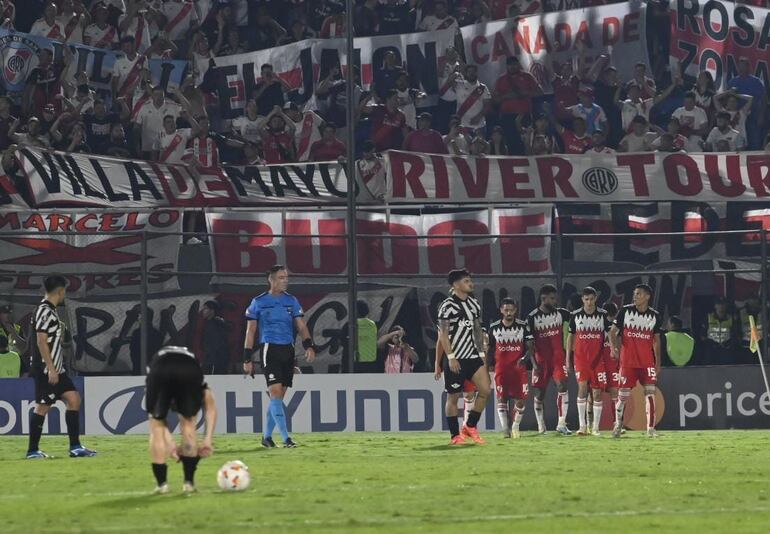 Los jugadores de River Plate festejan un gol en el partido frente a Libertad por la Copa Libertadores 2024 en el estadio Defensores del Chaco, en Asunción, Paraguay.