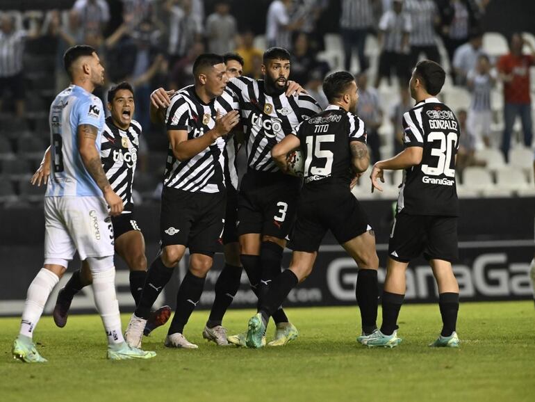 El argentino Alexander Barboza (3), jugador de Libertad, festeja el tanto contra Guaireña por la tercera fecha del torneo Clausura 2023 del fútbol paraguayo en el estadio La Huerta, en Asunción.