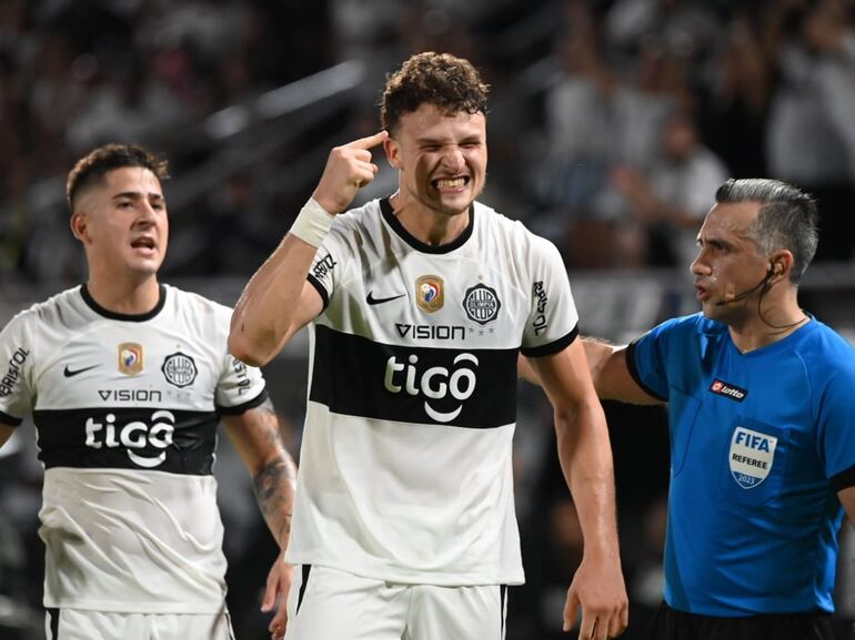 Facundo Bruera (c), futbolista de Olimpia, celebra el gol que anotó para la victoria 2-1 sobre Libertad en el estadio Manuel Ferreira por la octava jornada del torneo Apertura 2023 del fútbol paraguayo.